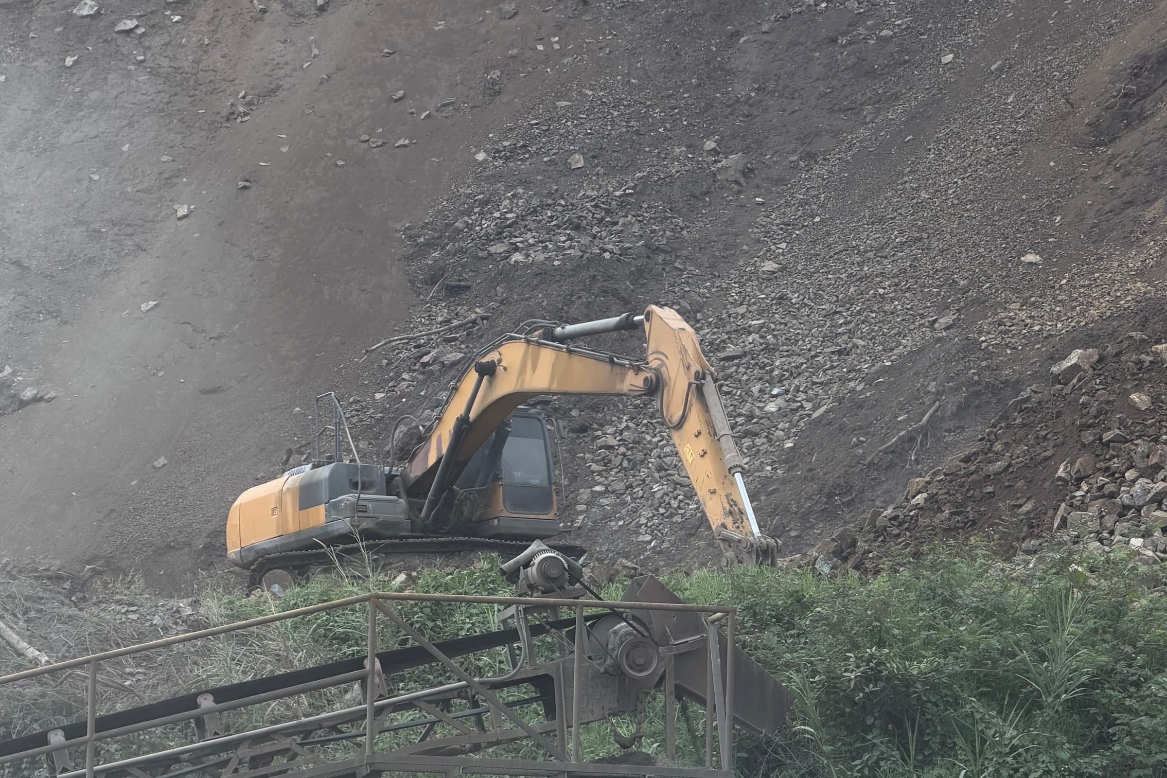 Excavadora trabajando en el frente de extracción