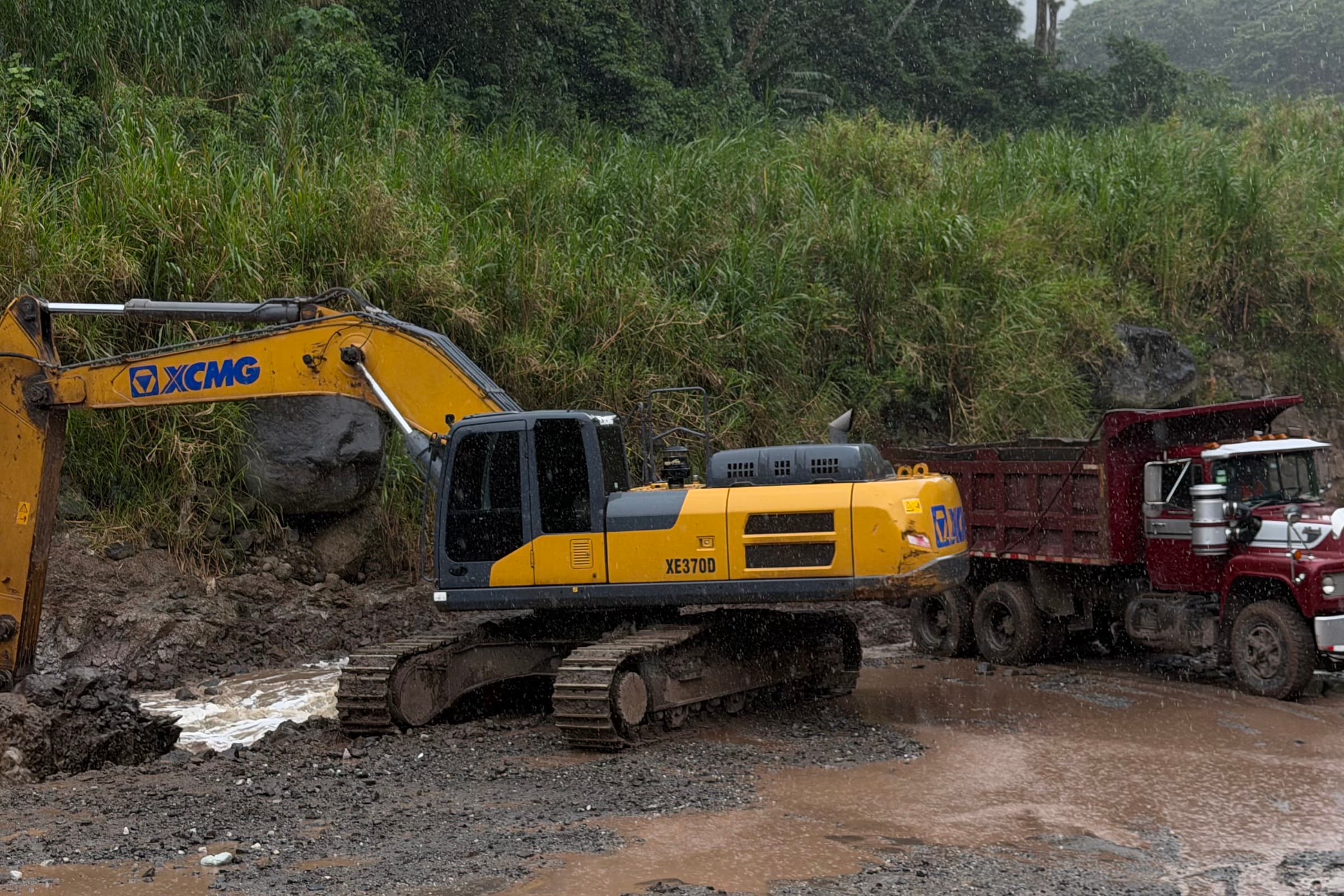 Excavadora trabajando en el frente del tajo