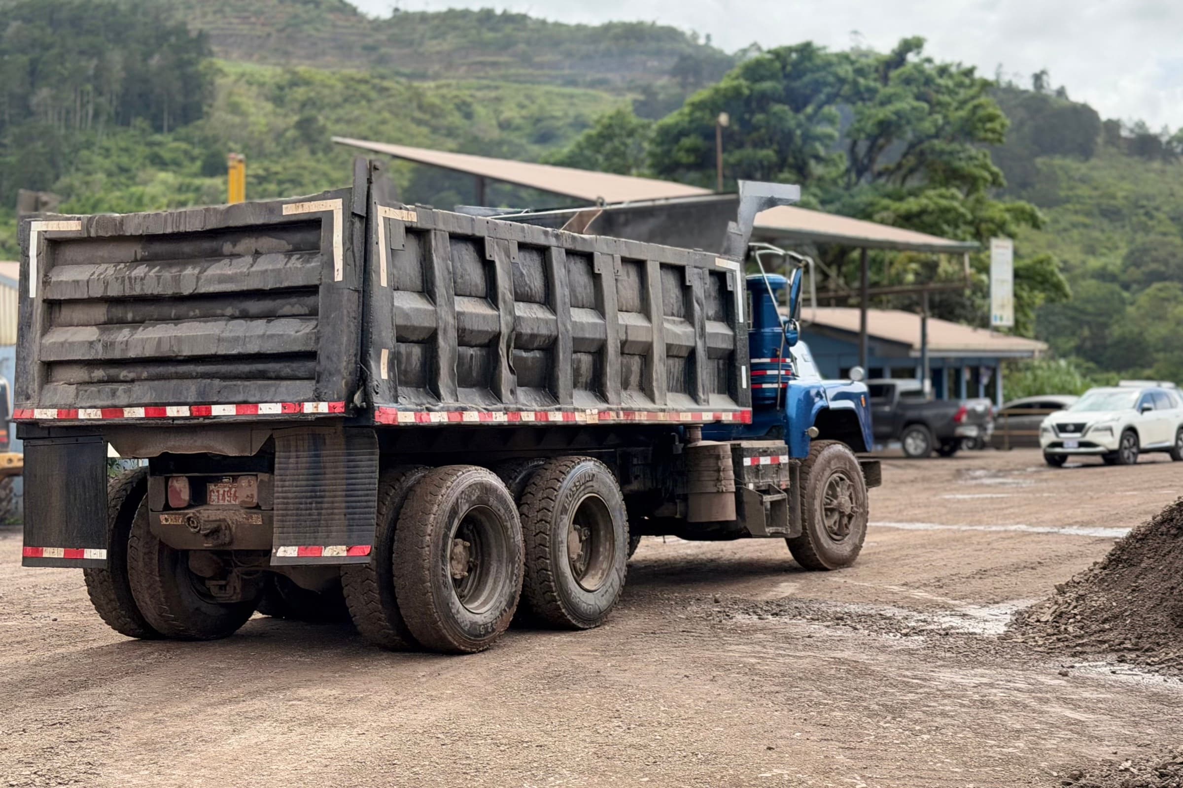 Vagonetas de la flota listas para cargar