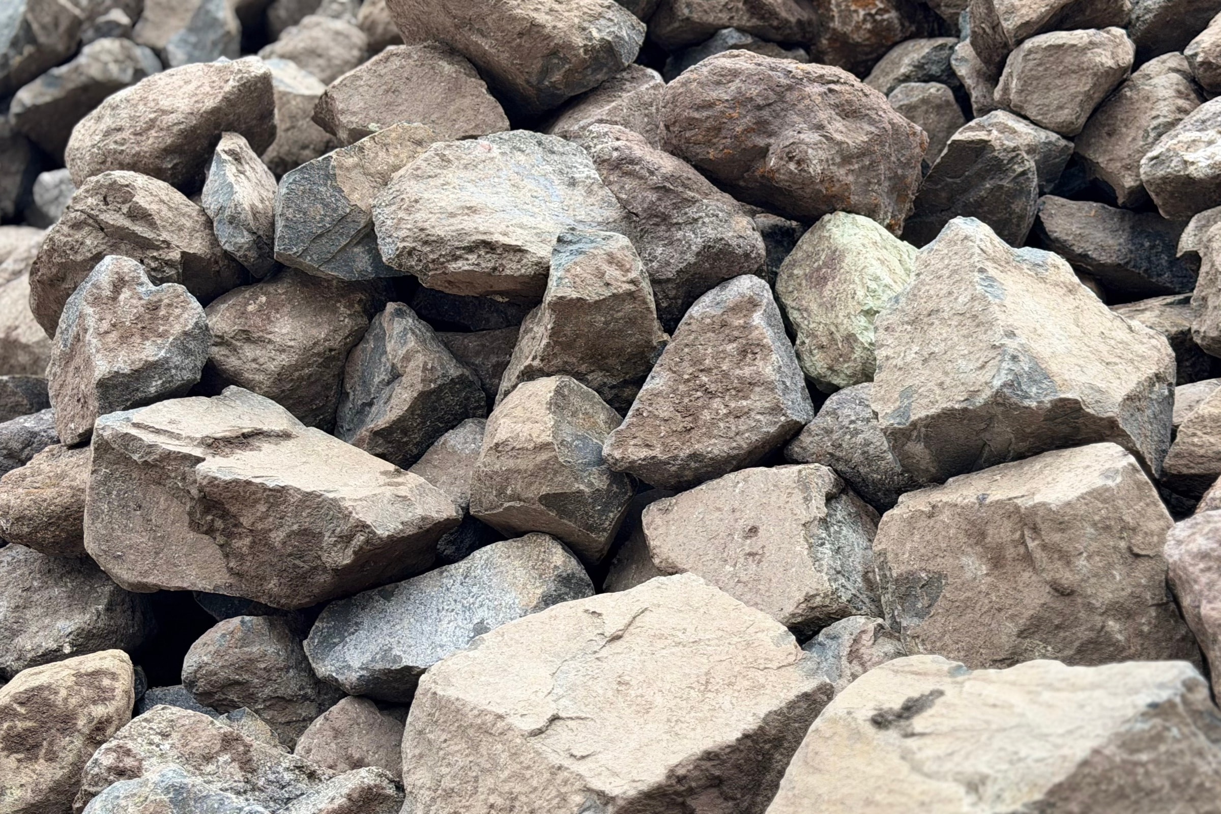 Piedra bruta 200 mm en el tajo de Agregados San Lorenzo